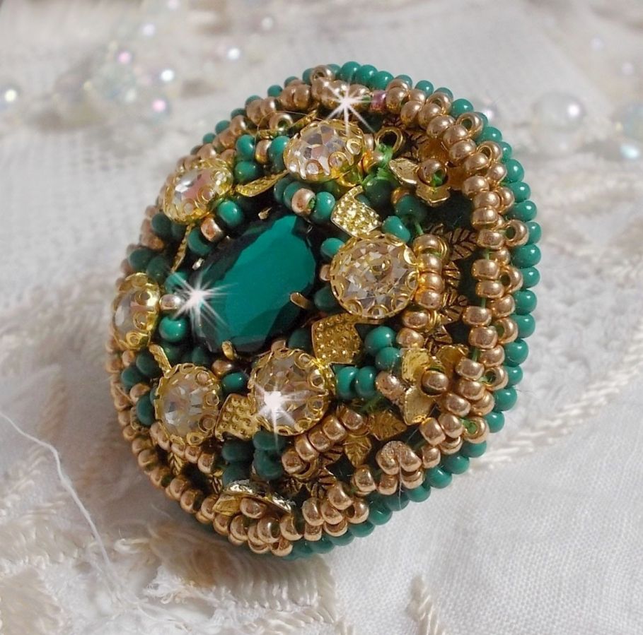 Anello Iris verde ricamato con un cabochon di specchio con chaton di cristallo Swarovski