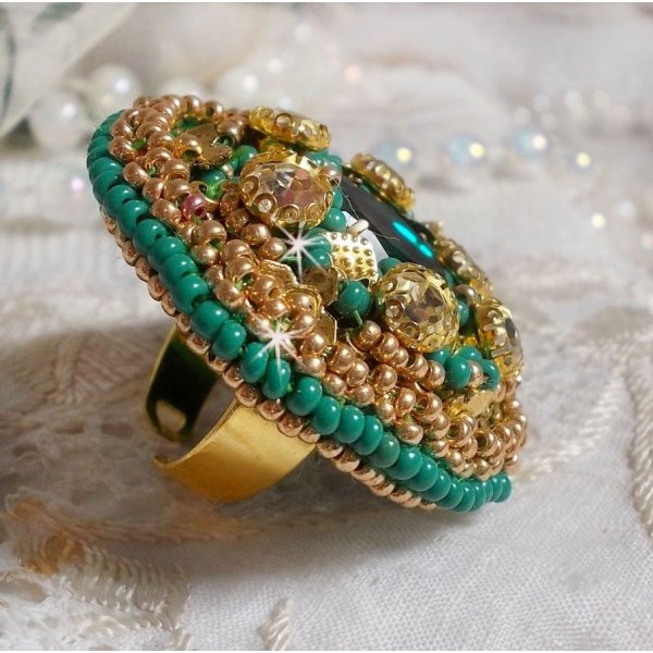 Anello Iris verde ricamato con un cabochon di specchio con chaton di cristallo Swarovski