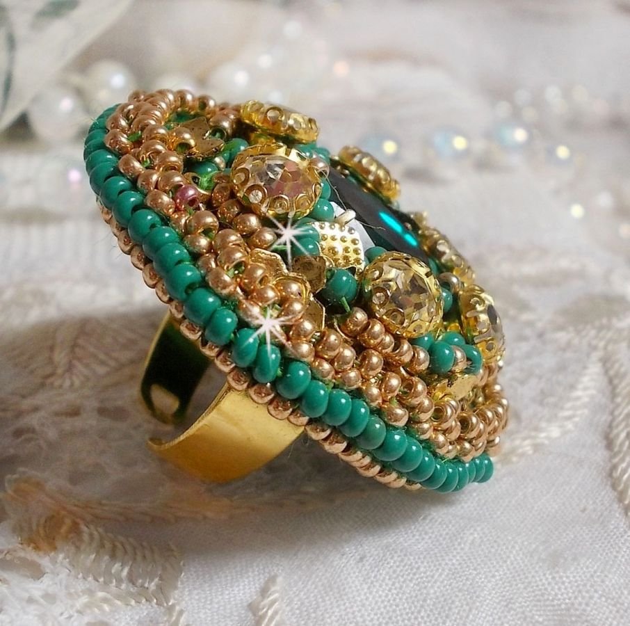 Anello Iris verde ricamato con un cabochon di specchio con chaton di cristallo Swarovski