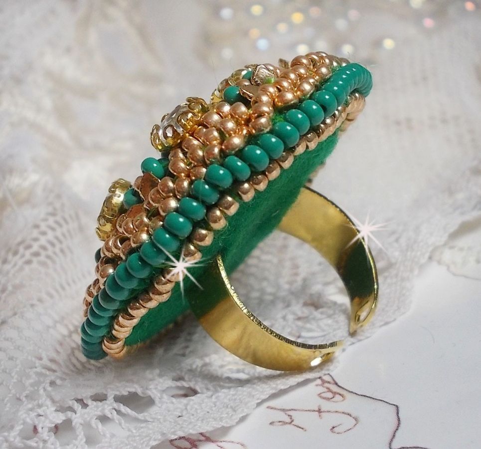 Anello Iris verde ricamato con un cabochon di specchio con chaton di cristallo Swarovski