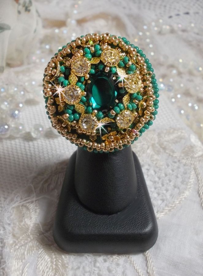 Anello Iris verde ricamato con un cabochon di specchio con chaton di cristallo Swarovski