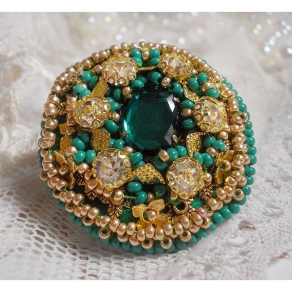 Anello Iris verde ricamato con un cabochon di specchio con chaton di cristallo Swarovski
