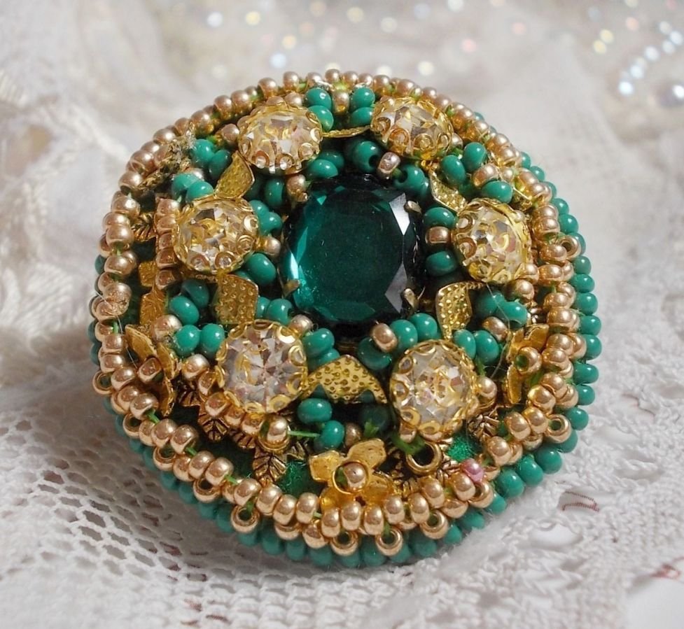 Anello Iris verde ricamato con un cabochon di specchio con chaton di cristallo Swarovski