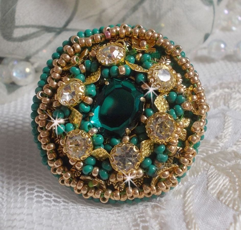 Anello Iris verde ricamato con un cabochon di specchio con chaton di cristallo Swarovski