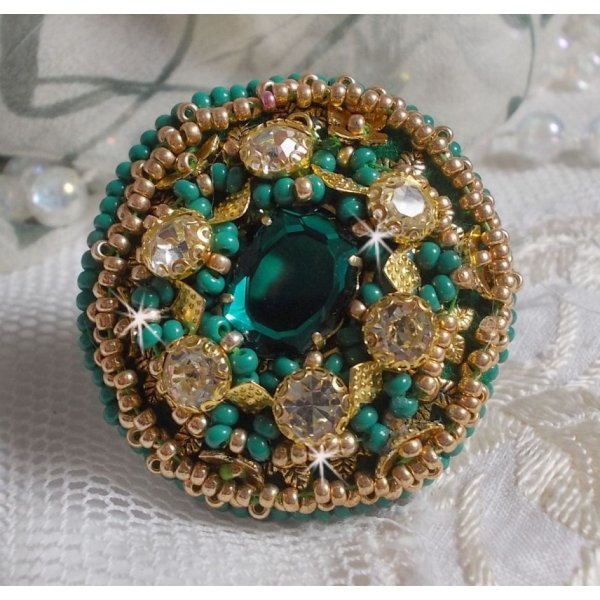 Anello Iris verde ricamato con un cabochon di specchio con chaton di cristallo Swarovski