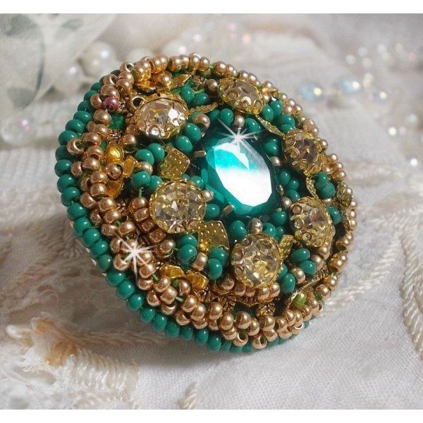 Anello Iris verde ricamato con un cabochon di specchio con chaton di cristallo Swarovski