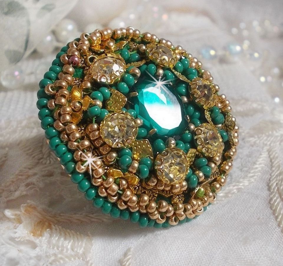 Anello Iris verde ricamato con un cabochon di specchio con chaton di cristallo Swarovski