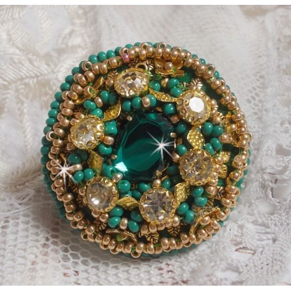 Anello Iris verde ricamato con un cabochon di specchio con chaton di cristallo Swarovski