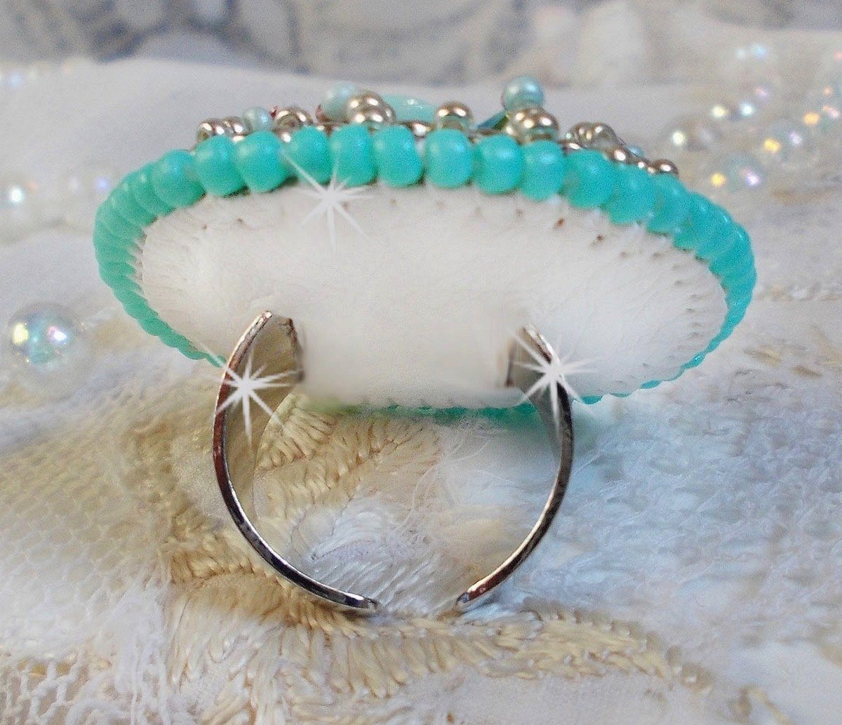 Anello Blue Flowers Haute-Couture ricamato con una rosa in resina e cristalli Swarovski 