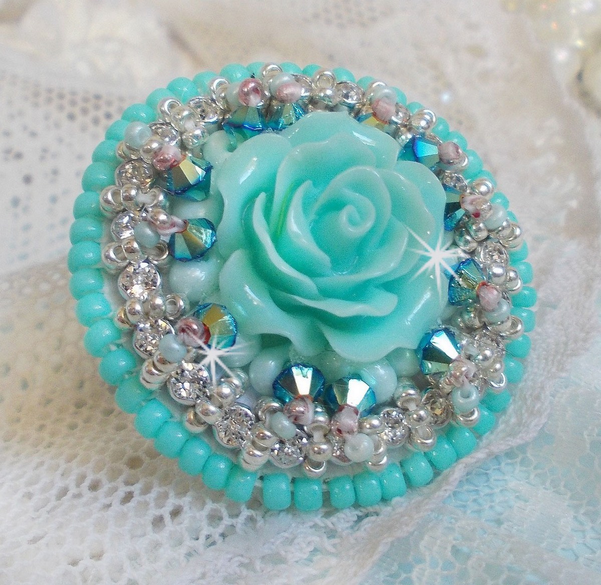 Anello Blue Flowers Haute-Couture ricamato con una rosa in resina e cristalli Swarovski 