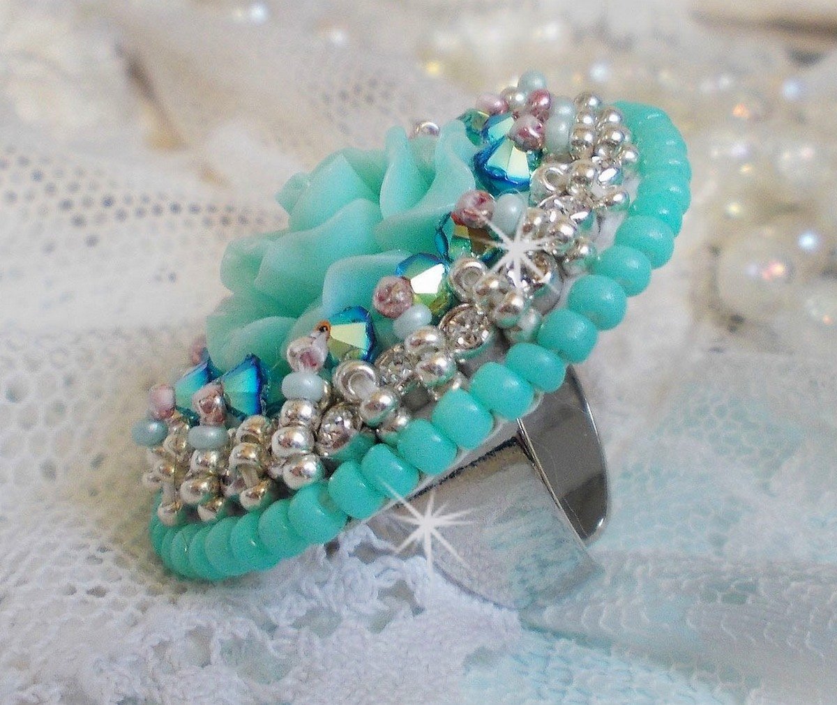 Anello Blue Flowers Haute-Couture ricamato con una rosa in resina e cristalli Swarovski 