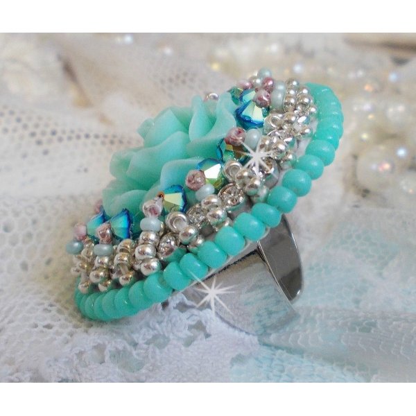 Anello Blue Flowers Haute-Couture ricamato con una rosa in resina e cristalli Swarovski 