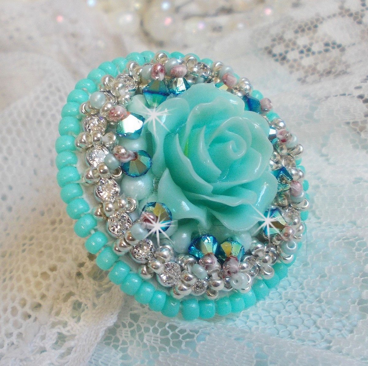 Anello Blue Flowers Haute-Couture ricamato con una rosa in resina e cristalli Swarovski 
