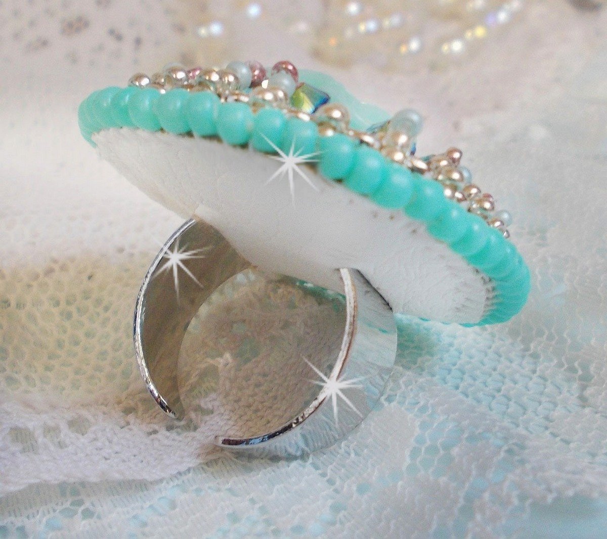 Anello Blue Flowers Haute-Couture ricamato con una rosa in resina e cristalli Swarovski 