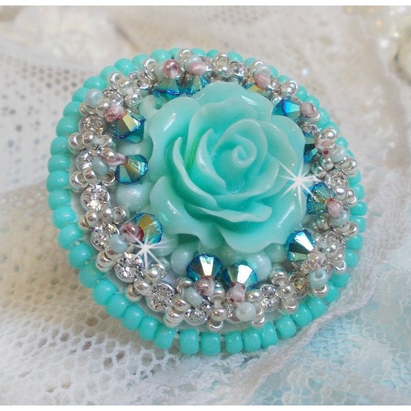 Anello Blue Flowers Haute-Couture ricamato con una rosa in resina e cristalli Swarovski 