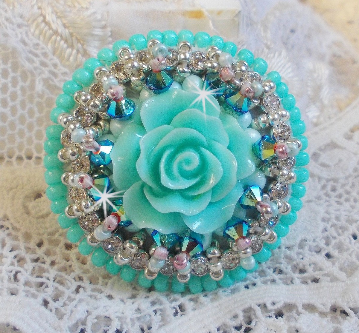 Anello Blue Flowers Haute-Couture ricamato con una rosa in resina e cristalli Swarovski 