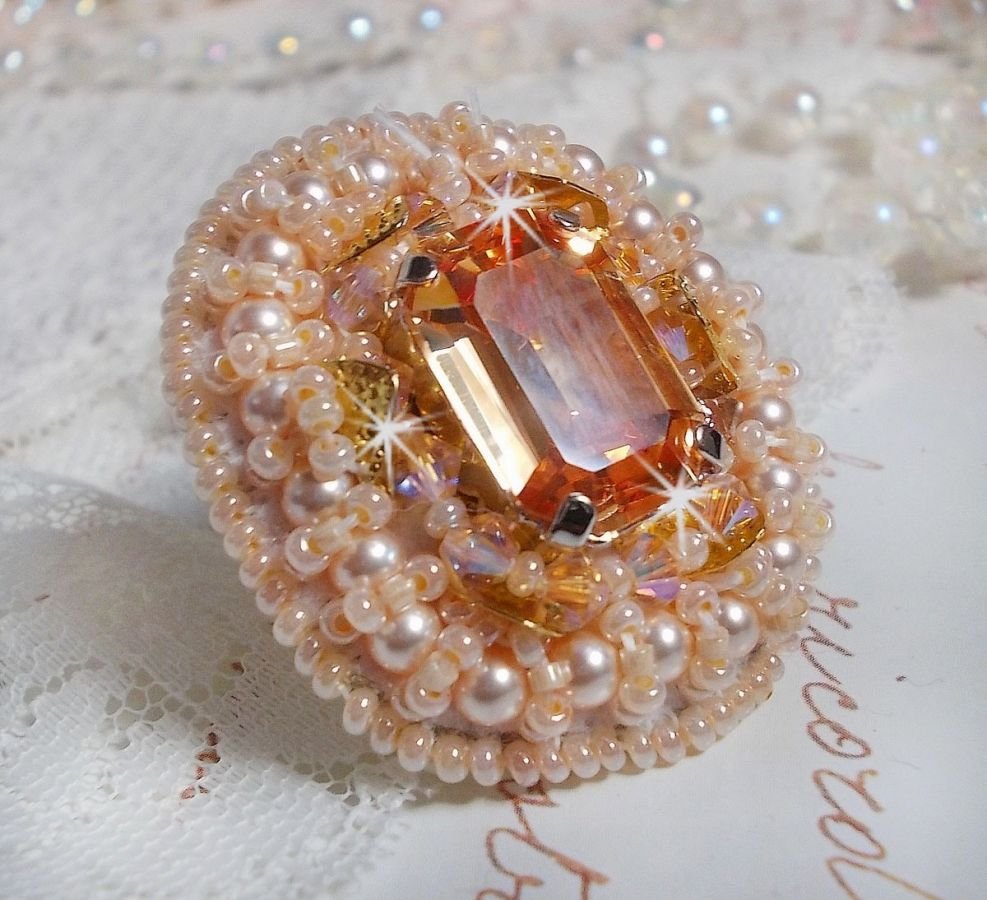 Anello Idylle Beauty ricamato con cristalli Swarovski, cabochon e perle