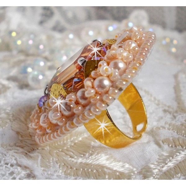 Anello Idylle Beauty ricamato con cristalli Swarovski, cabochon e perle