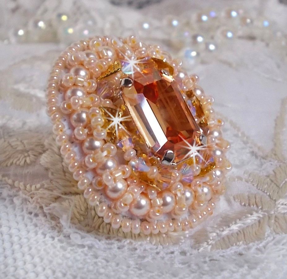 Anello Idylle Beauty ricamato con cristalli Swarovski, cabochon e perle