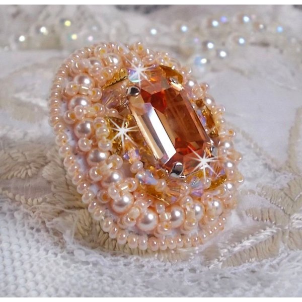 Anello Idylle Beauty ricamato con cristalli Swarovski, cabochon e perle