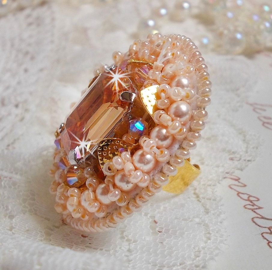 Anello Idylle Beauty ricamato con cristalli Swarovski, cabochon e perle