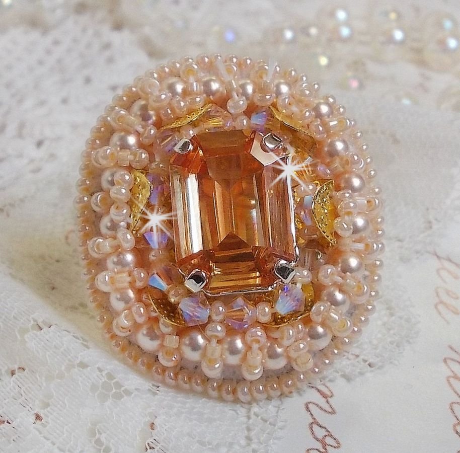 Anello Idylle Beauty ricamato con cristalli Swarovski, cabochon e perle