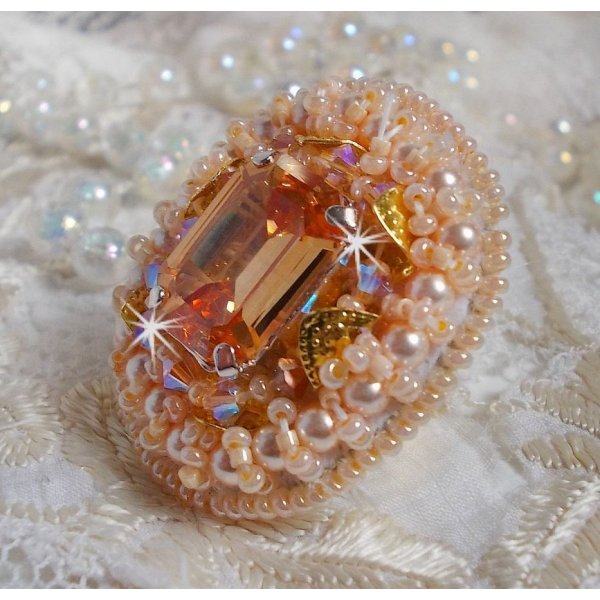 Anello Idylle Beauty ricamato con cristalli Swarovski, cabochon e perle