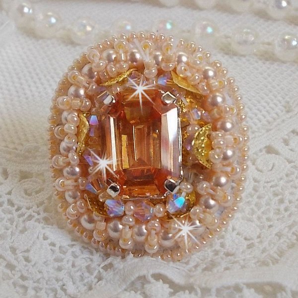 Anello Idylle Beauty ricamato con cristalli Swarovski, cabochon e perle