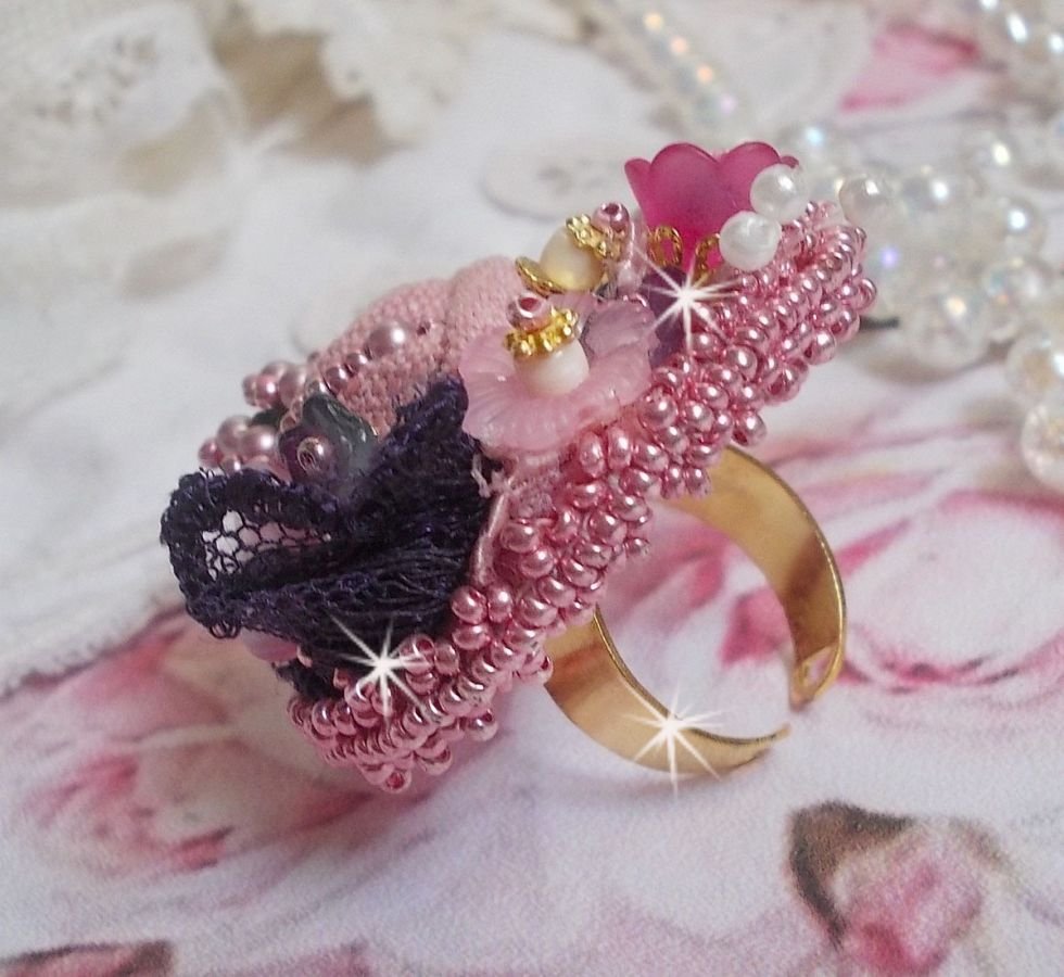 Anello Giardino Poetico ricamato con lino, pizzo fine, cristalli Swarovski, foglia di madreperla, fiori di lucite, perline di vetro e perline di seme 