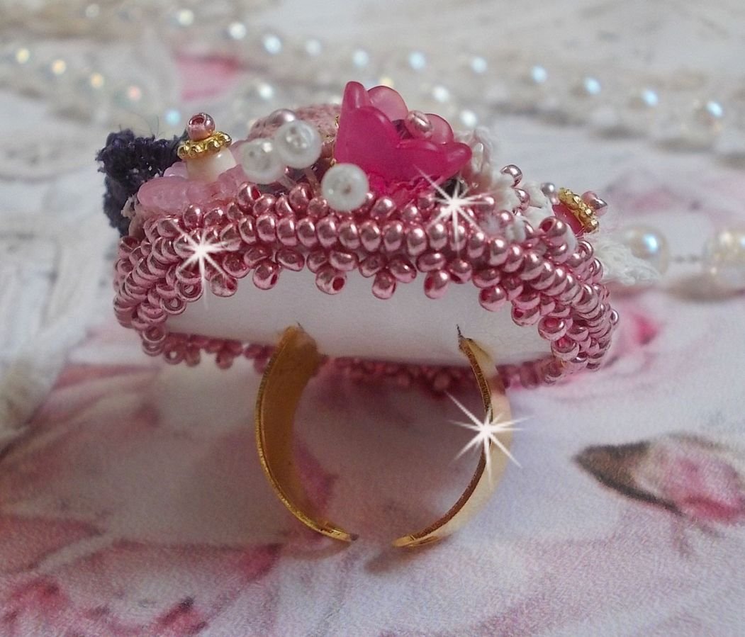 Anello Giardino Poetico ricamato con lino, pizzo fine, cristalli Swarovski, foglia di madreperla, fiori di lucite, perline di vetro e perline di seme 