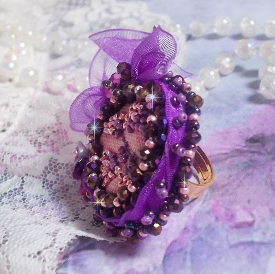 Anello romantico per signora ricamato su un tessuto di lino rosa con perline rosa, iris, viola e pesca 