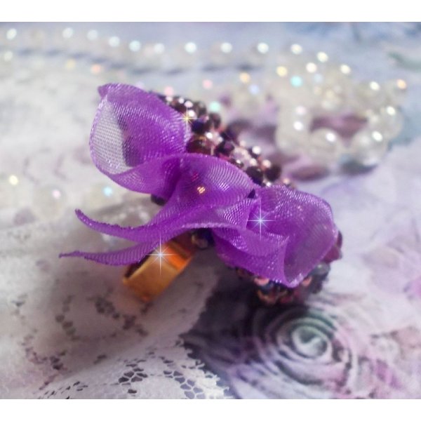 Anello romantico per signora ricamato su un tessuto di lino rosa con perline rosa, iris, viola e pesca 