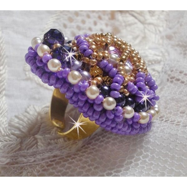 Anello Laureline ricamato con perle tonde appiattite e un cristallo Swarovski cabochon