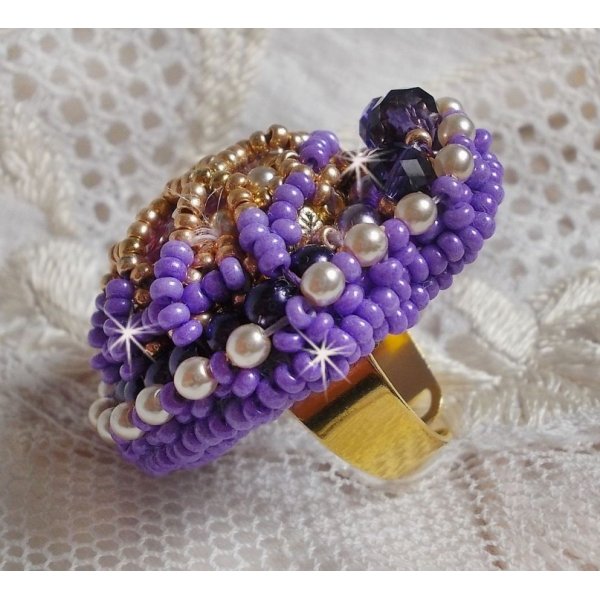 Anello Laureline ricamato con perle tonde appiattite e un cristallo Swarovski cabochon