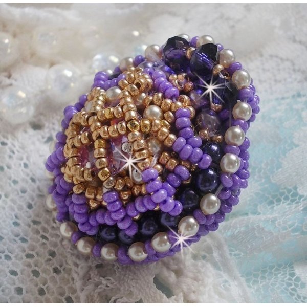 Anello Laureline ricamato con perle tonde appiattite e un cristallo Swarovski cabochon