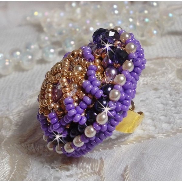 Anello Laureline ricamato con perle tonde appiattite e un cristallo Swarovski cabochon