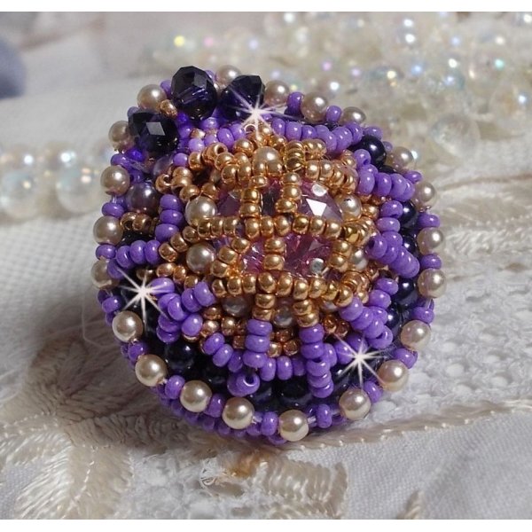 Anello Laureline ricamato con perle tonde appiattite e un cristallo Swarovski cabochon