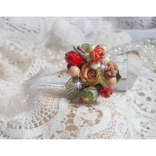 Bague Lisi&egrave;re de For&ecirc;t Fleurie, un bouquet tout en force avec ces fleurs en verre, c&eacute;ramique, &eacute;poxy, lucites et feuilles peintes &agrave; la main, cristaux, la nature est si belle !