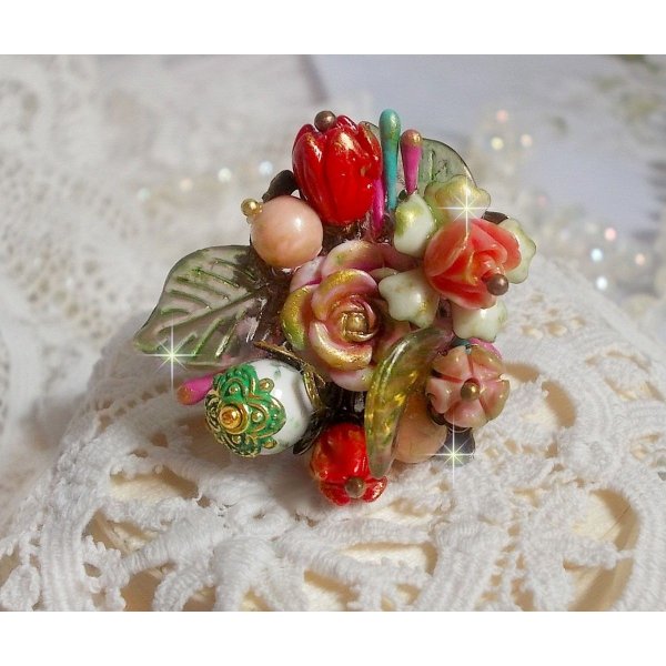 Bague Lisi&egrave;re de For&ecirc;t Fleurie, un bouquet tout en force avec ces fleurs en verre, c&eacute;ramique, &eacute;poxy, lucites et feuilles peintes &agrave; la main, cristaux, la nature est si belle !