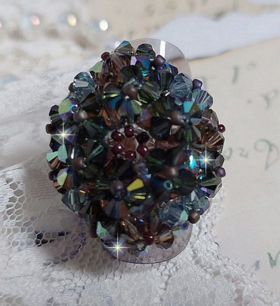 Anello lungo Brown Picasso creato con cristalli Swarovski sfaccettati e a grappolo in Brown, Zaffiro indiano e Turmaline in qualit&agrave; AB con perle di semi.