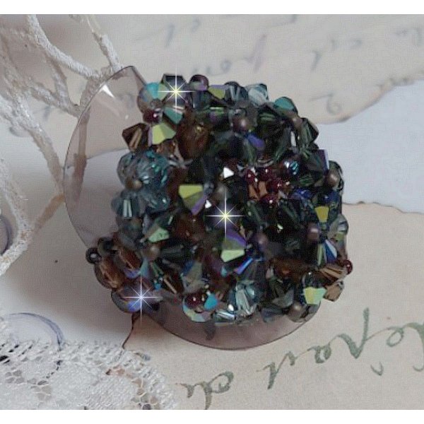 Anello lungo Brown Picasso creato con cristalli Swarovski sfaccettati e a grappolo in Brown, Zaffiro indiano e Turmaline in qualit&agrave; AB con perle di semi.