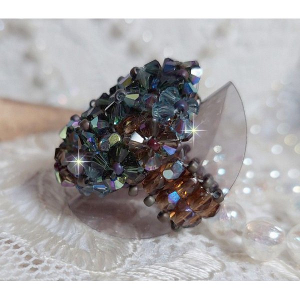 Anello lungo Brown Picasso creato con cristalli Swarovski sfaccettati e a grappolo in Brown, Zaffiro indiano e Turmaline in qualit&agrave; AB con perle di semi.