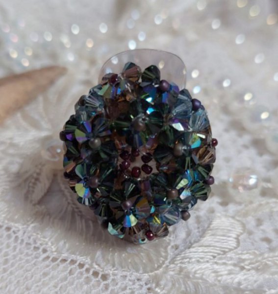 Anello lungo Brown Picasso creato con cristalli Swarovski sfaccettati e a grappolo in Brown, Zaffiro indiano e Turmaline in qualit&agrave; AB con perle di semi.