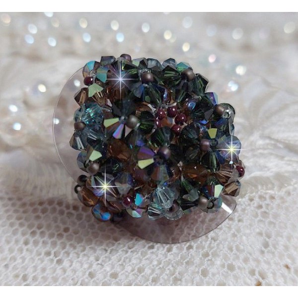 Anello lungo Brown Picasso creato con cristalli Swarovski sfaccettati e a grappolo in Brown, Zaffiro indiano e Turmaline in qualit&agrave; AB con perle di semi.