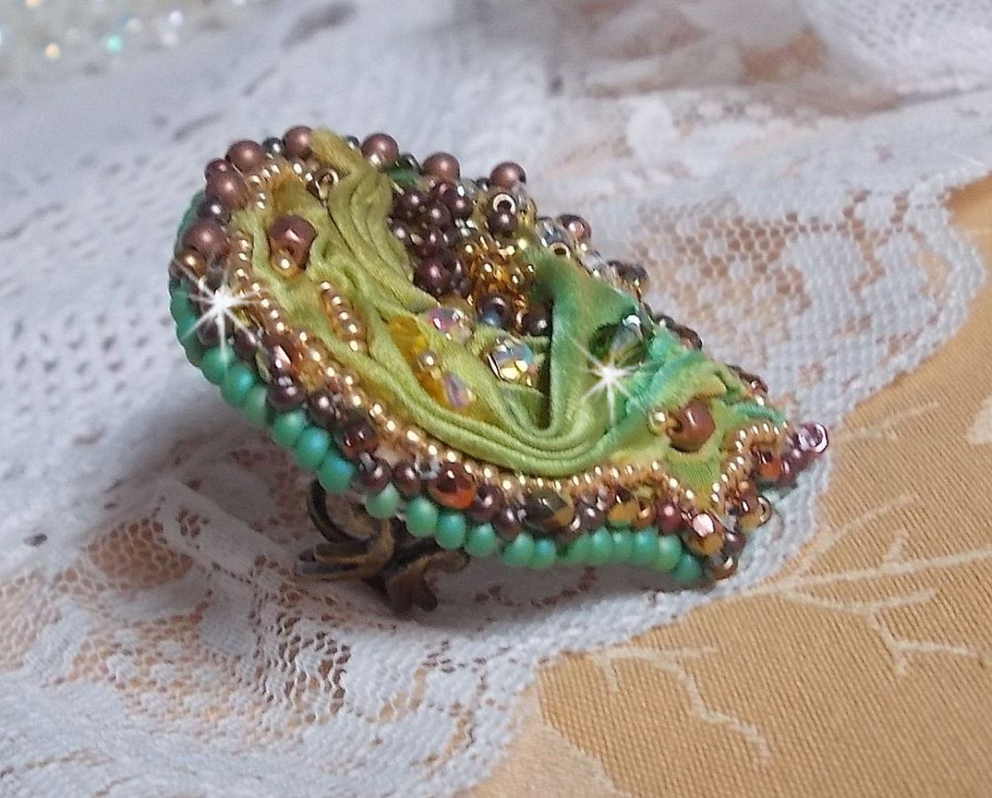 Anello con luna veneziana ricamato con nastro di seta color camaleonte, cristalli Swarovski, perle e perline varie