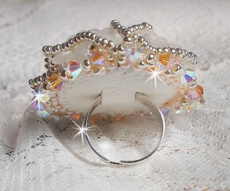 Anello Bouquet d'un Jour ricamato con gigli in lucite, trottole in cristallo Swarovski, un cabochon perlato con perle d'argento e salmone