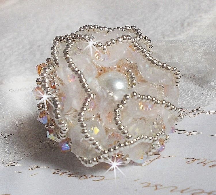 Anello Bouquet d'un Jour ricamato con gigli in lucite, trottole in cristallo Swarovski, un cabochon perlato con perle d'argento e salmone