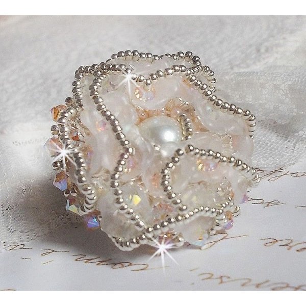 Anello Bouquet d'un Jour ricamato con gigli in lucite, trottole in cristallo Swarovski, un cabochon perlato con perle d'argento e salmone