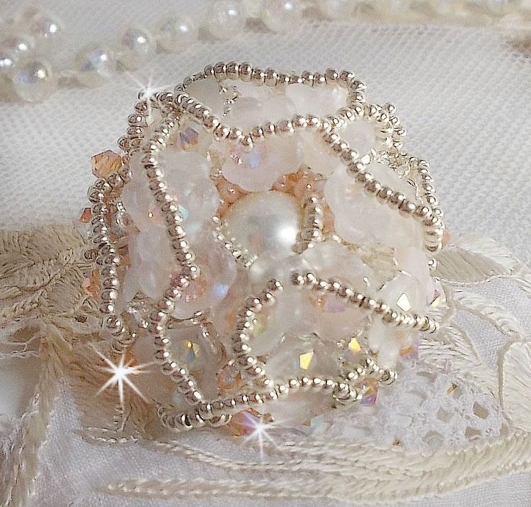 Anello Bouquet d'un Jour ricamato con gigli in lucite, trottole in cristallo Swarovski, un cabochon perlato con perle d'argento e salmone
