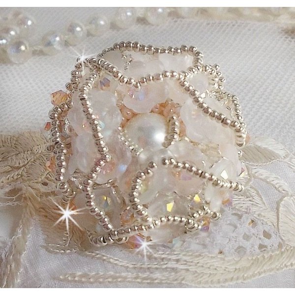 Anello Bouquet d'un Jour ricamato con gigli in lucite, trottole in cristallo Swarovski, un cabochon perlato con perle d'argento e salmone
